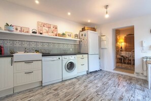 Mikrovågsugn, ugn, spishäll och diskmaskin