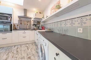 Een magnetron, een oven, een kookplaat, een vaatwasser