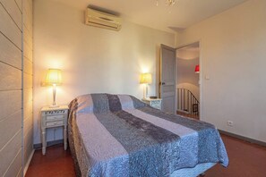 2 slaapkamers, een strijkplank/strijkijzer, beddengoed