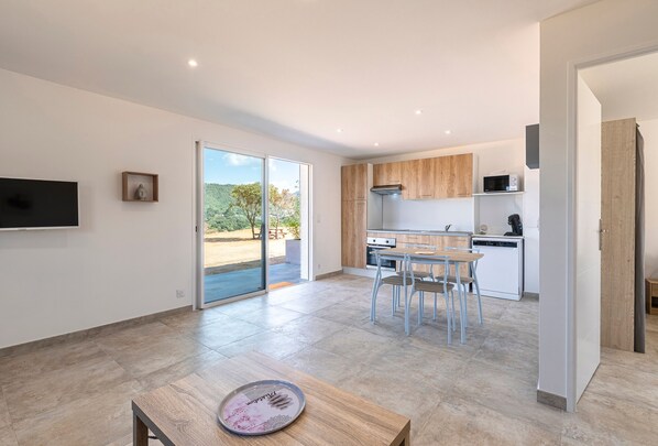 Fridge, microwave, oven, dishwasher