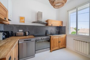 Kylskåp, mikrovågsugn, ugn och diskmaskin