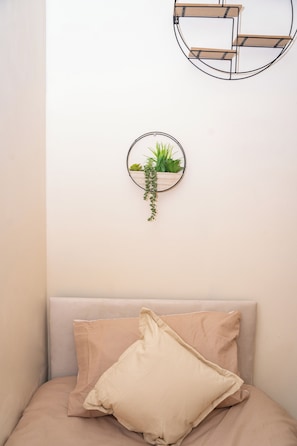 Iron/ironing board, WiFi, bed sheets