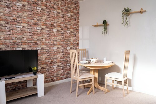 Steam Dream Swindon Town Centre sleeps up to 5 / free parking