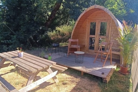 Outdoor dining. Nature and tranquility pods.