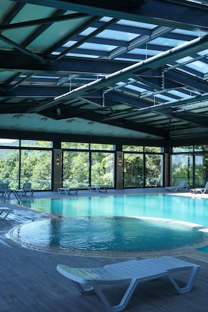 Una piscina techada. Green Village Hotel and Spa