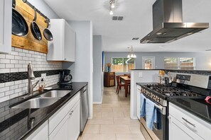 Fridge, microwave, oven, stovetop - Cozy 3 bd house in Central Austin 5 min Domain, Q2 Stadium, McKalla Light Rail (Austin)