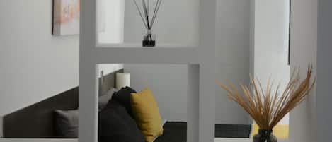 1 habitación, tabla de planchar con plancha y ropa de cama