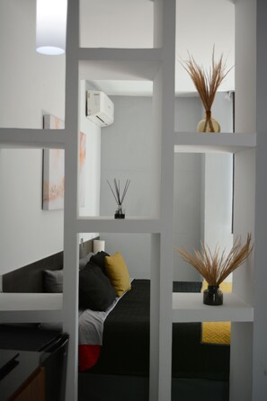 Tabla de planchar con plancha y ropa de cama