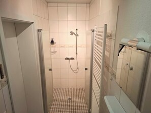 Shower, hair dryer, towels, soap - Vacation apartment in the Rundling Satemin  (Lüchow)
