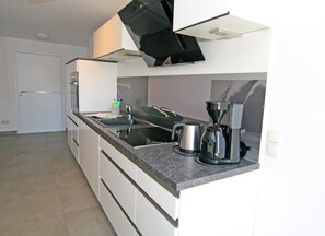Private kitchen - Luxuriose Ferienwohnung mit Terrasse, Wiek (Wiek)