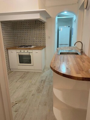 Kylskåp, mikrovågsugn, ugn och spishäll