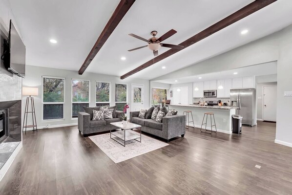 Huis, 4 slaapkamers, uitzicht op tuin, aan tuin | Woonruimte | Een 32-inch smart-tv met digitale zenders