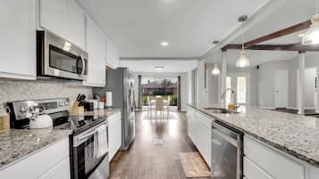 Casa, 4 habitaciones, vista al jardín, en el área del jardín | Cocina privada