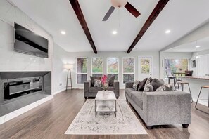 House, 4 Bedrooms, Garden View, Garden Area | Living area