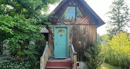 Classic cottage country, a short stroll to the beach!