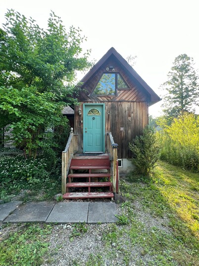 Classic cottage country, a short stroll to the beach!