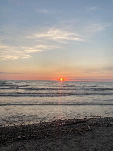 Classic cottage country, a short stroll to the beach!