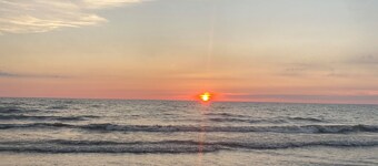 Classic cottage country, a short stroll to the beach!