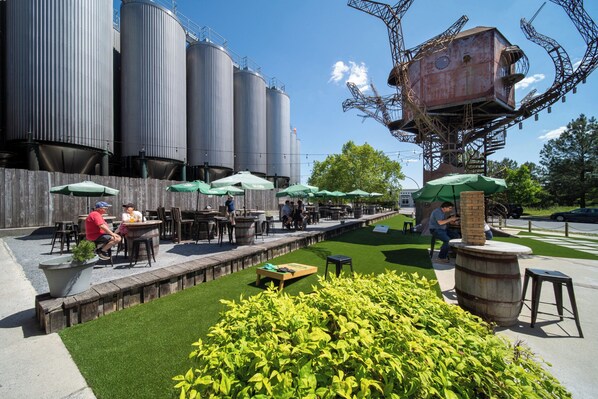 Outdoor dining - Spacious 5Br 4Bth Slps 12, Bayfront Coastal Getaway – The Perfect Summer Escape! (Lewes)