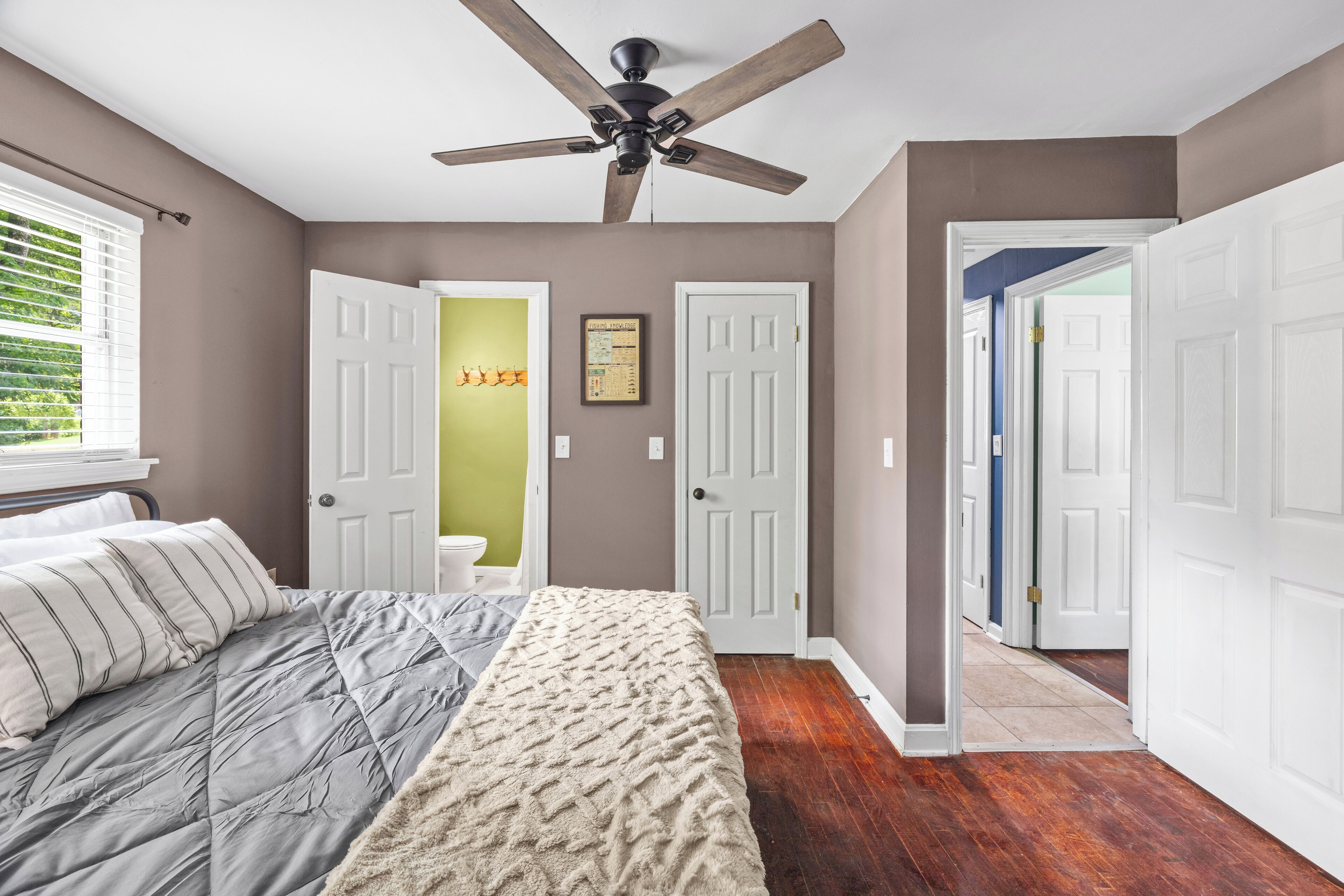 3 間睡房、書桌、熨斗/熨衫板、可攜式嬰兒床