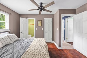 3 bedrooms, desk, iron/ironing board, travel cot -  3 bedroom 2 bath home located minutes from Keowee Mariana, shopping and Clemson (Seneca)