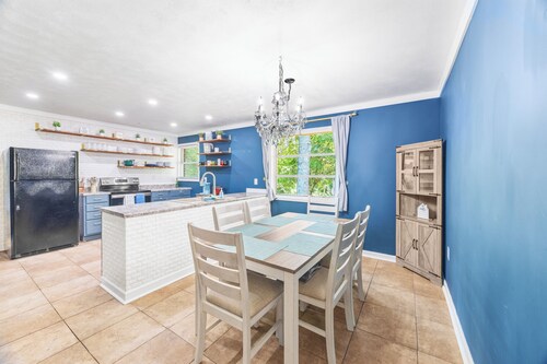 3-bedroom 2 bath home located minutes from Keowee Mariana, shopping and Clemson