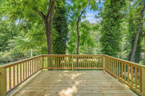 3-bedroom 2 bath home located minutes from Keowee Mariana, shopping and Clemson