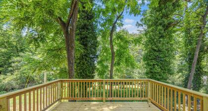 3-bedroom 2 bath home located minutes from Keowee Mariana, shopping and Clemson