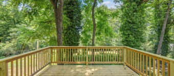 3-bedroom 2 bath home located minutes from Keowee Mariana, shopping and Clemson