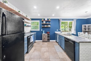 Refrigerador, microondas, horno, placa de cocina