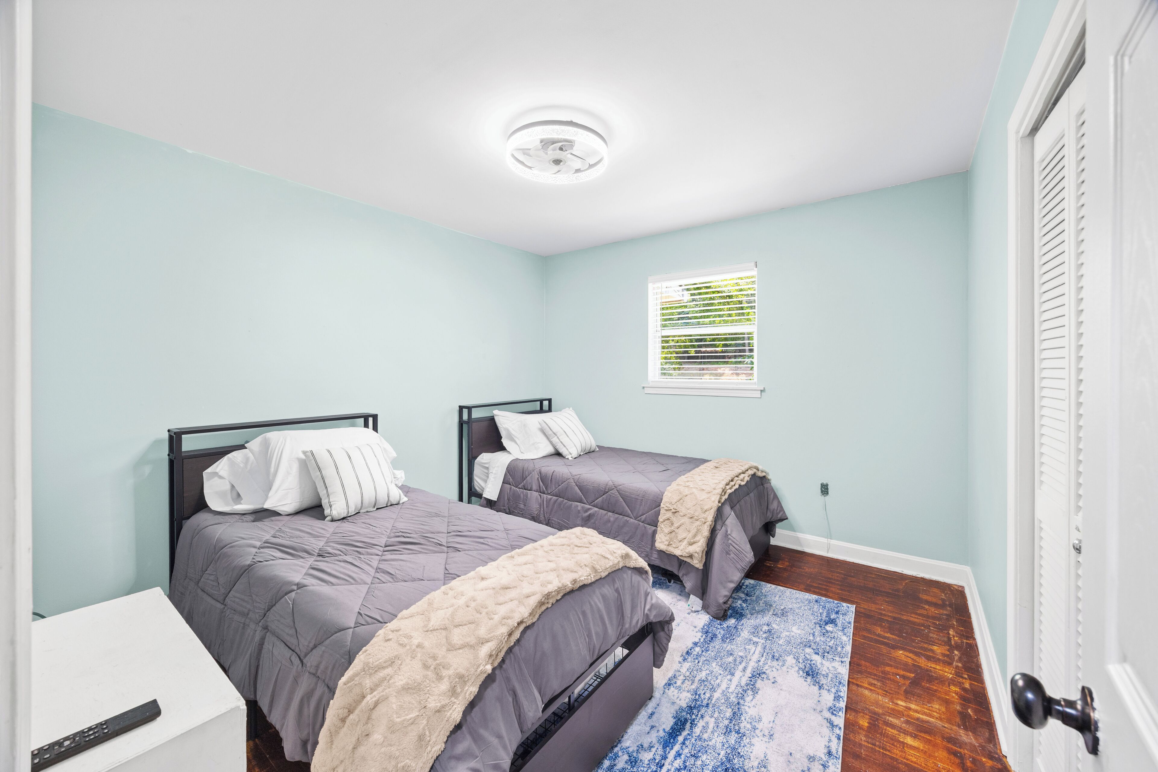 3 habitaciones, escritorio y tabla de planchar con plancha 