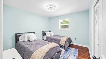 3 habitaciones, escritorio y tabla de planchar con plancha