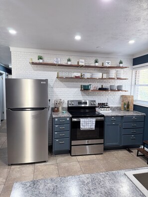 Réfrigérateur, four à micro-ondes, un four, surface de cuisson