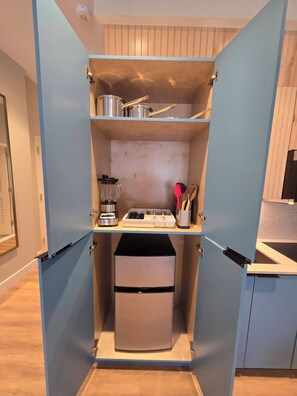 Micro-ondes, cafetière/bouilloire, tables à manger