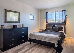 3 bedrooms, desk, iron/ironing board, free WiFi