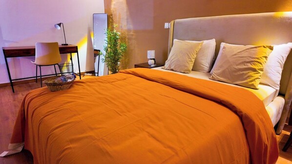 Tabla de planchar con plancha, wifi y ropa de cama