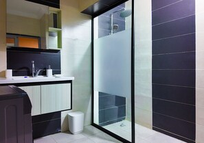 Dusche, Haartrockner, Handtücher, Seife