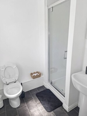 Dusj, hårføner, håndklær og toalettpapir