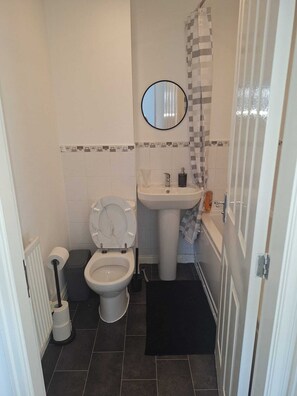 Dusche, Haartrockner, Handtücher, Toilettenpapier