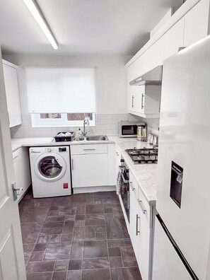 Micro-ondes, four, plaque de cuisson, lave-vaisselle