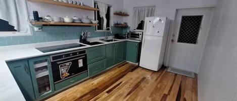 Micro-ondes, four, plaque de cuisson