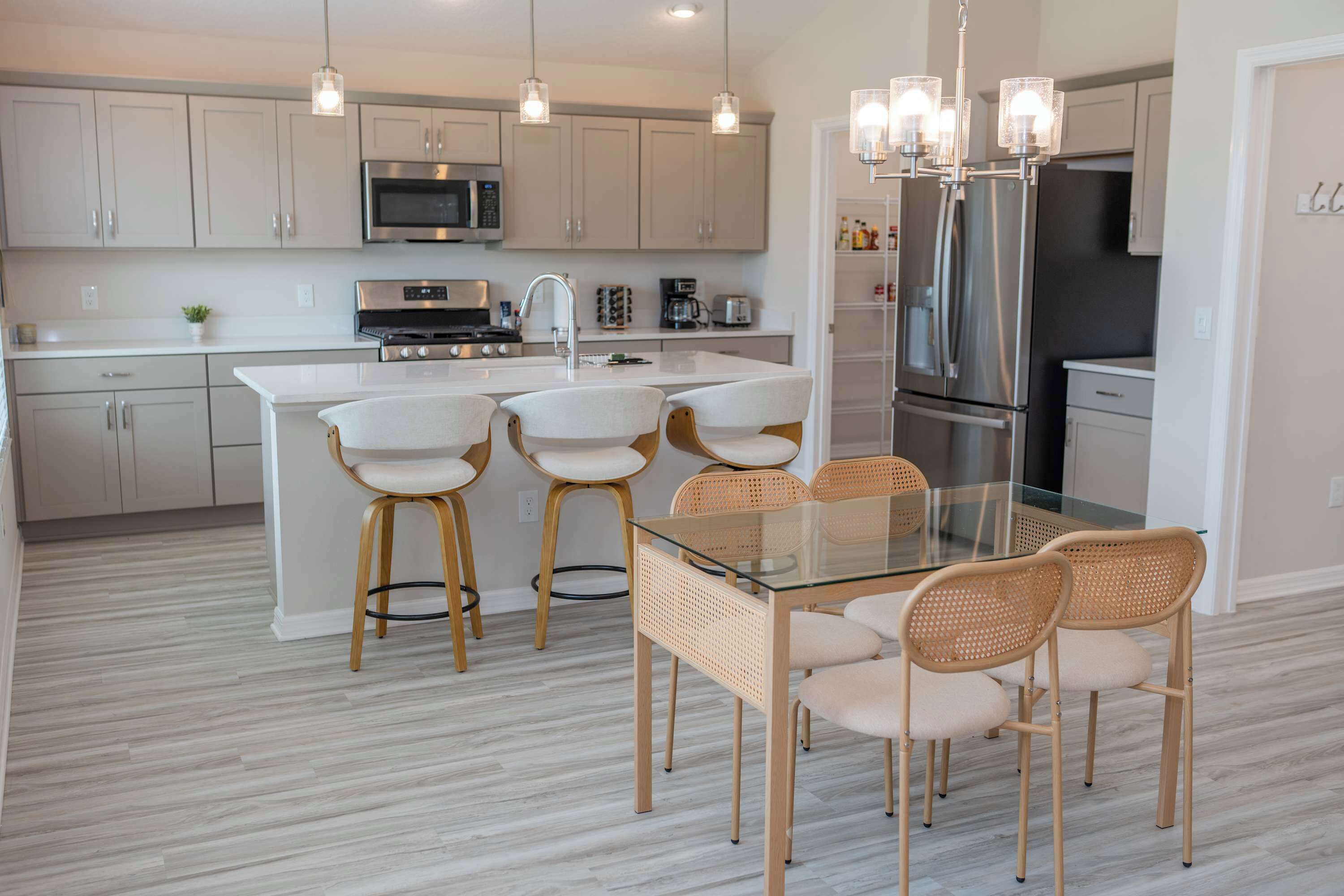 Kylskåp, mikrovågsugn, ugn och spishäll