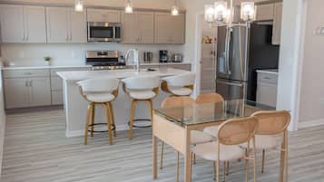 Kylskåp, mikrovågsugn, ugn och spishäll