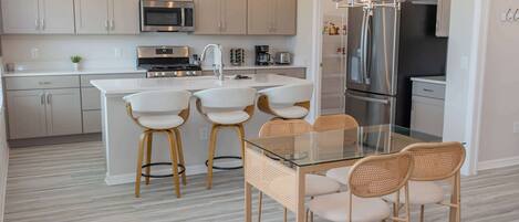 Jääkaappi, mikroaaltouuni, uuni, liesi