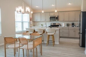 Fridge, microwave, oven, stovetop - The Villages Retreat-Free Coffee! (Wildwood)