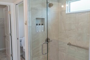 Shower, hair dryer, towels, shampoo