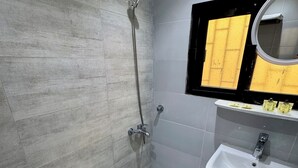 A modern bathroom with a toilet, a shower, and a sink. - The Olaya Loft - Self Check-in 1 Bed Apartment (Riyadh)