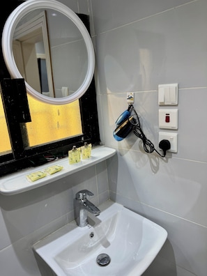 Douche, sèche-cheveux, serviettes fournies, savon