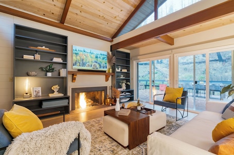 TV, fireplace, stereo. Sonoma Creek Haven - Creekside Hot Tub Retreat