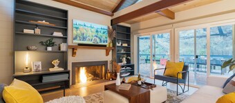 Sonoma Creek Haven - Creekside Hot Tub Retreat